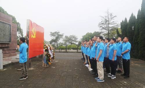 集團(tuán)組織優(yōu)秀班組長(zhǎng)開展“三個(gè)一”活動(dòng)(圖1)